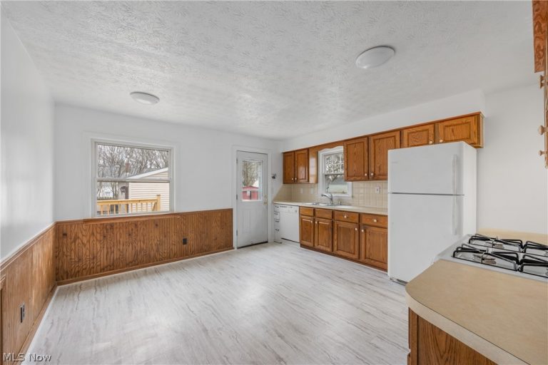 1167 Hilltop Drive, Akron, OH - Photo 6