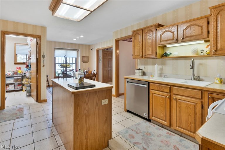 101 Pin Oak Place, Campbell, OH - Photo 6