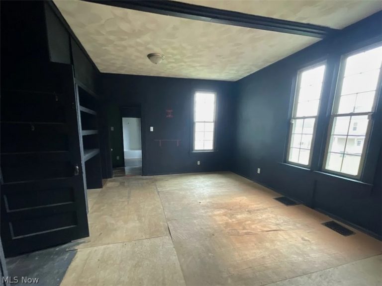 914 Stewart Avenue, Cambridge, OH - Photo 6