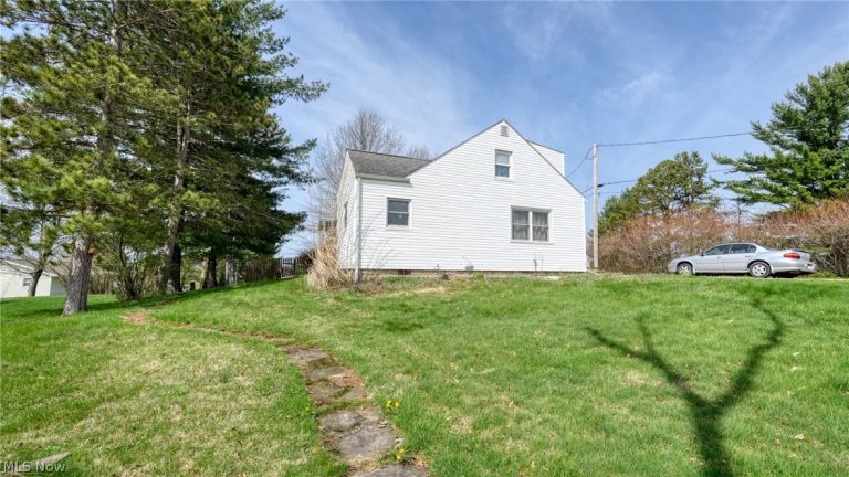 825 Friendship Drive, New Concord, OH - Photo 3