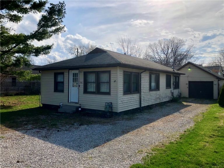 206 Fairfax Road, Vermilion, OH - Photo 2