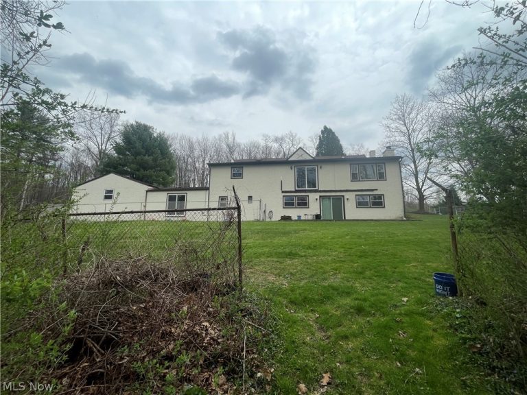 4874 Logan Way, Hubbard, OH - Photo 4