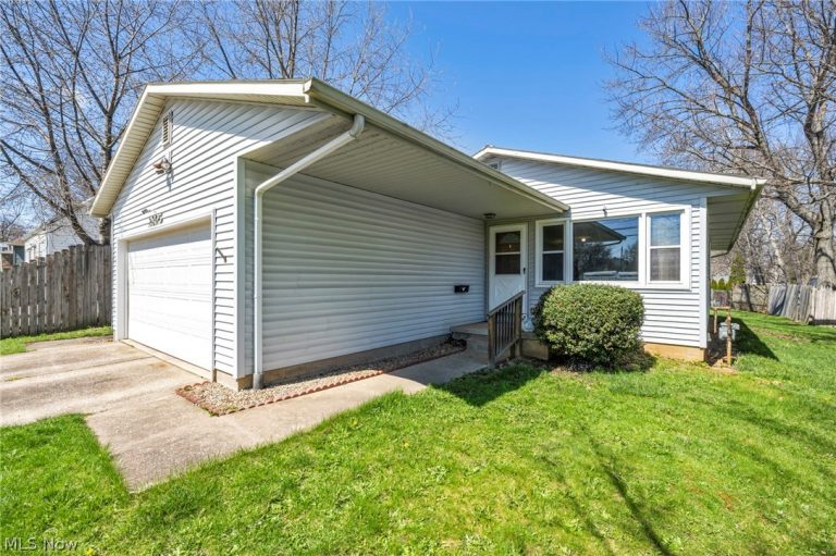 2805 Shelburn Avenue, Akron, OH - Photo 2