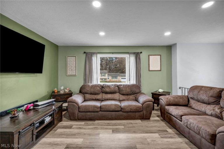 692 Zeletta Drive, Akron, OH - Photo 8