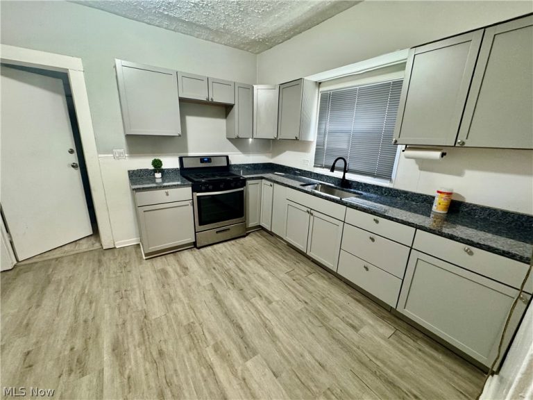 2020 Corning Avenue, Cleveland, OH - Photo 4