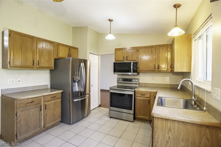 18267 Walnut Drive, Strongsville, OH - Photo 8