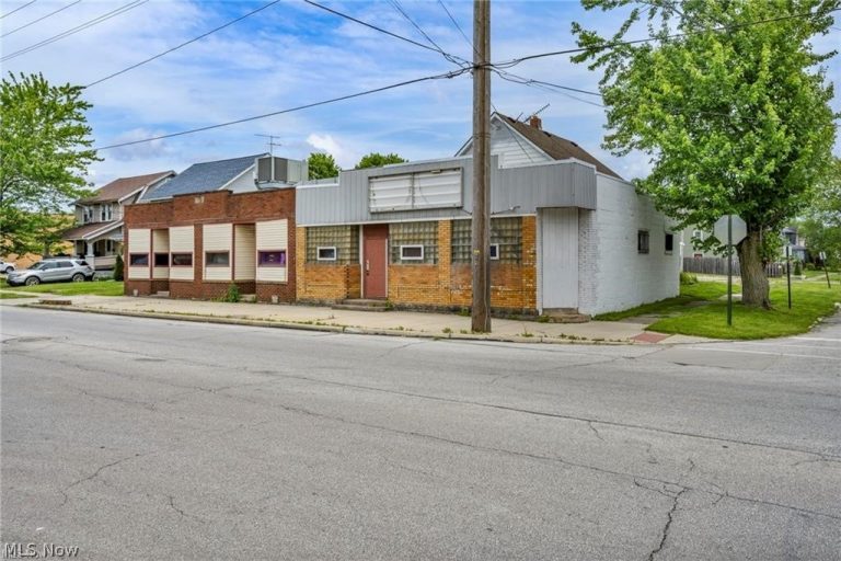 1755 Oberlin Avenue, Lorain, OH - Photo 2