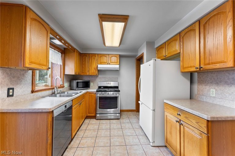 687 Moore Avenue, Campbell, OH - Photo 8