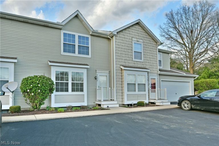 3254 Deer Trail #B, Cortland, OH - Photo 2