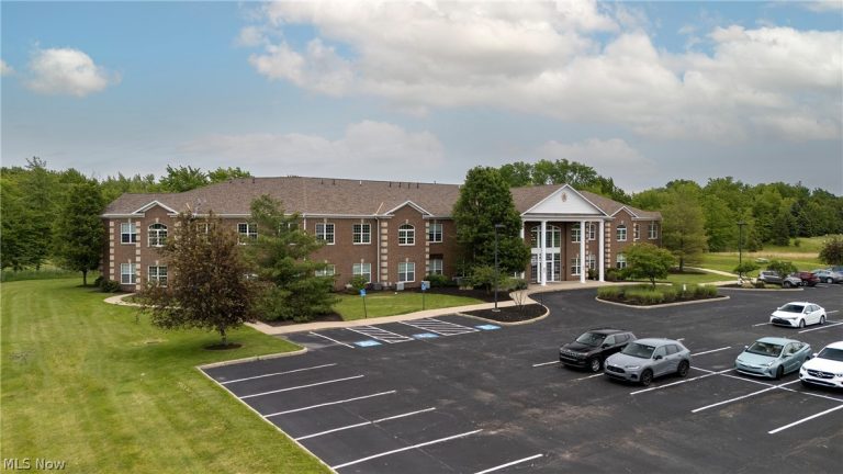 387 Golfview Lane, Highland Heights, OH - Photo 2