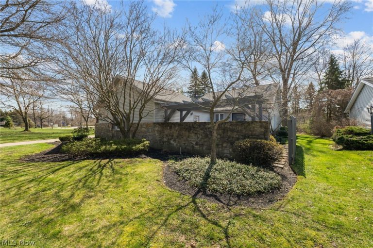6656 Woodhawk Drive, Mayfield Heights, OH - Photo 2