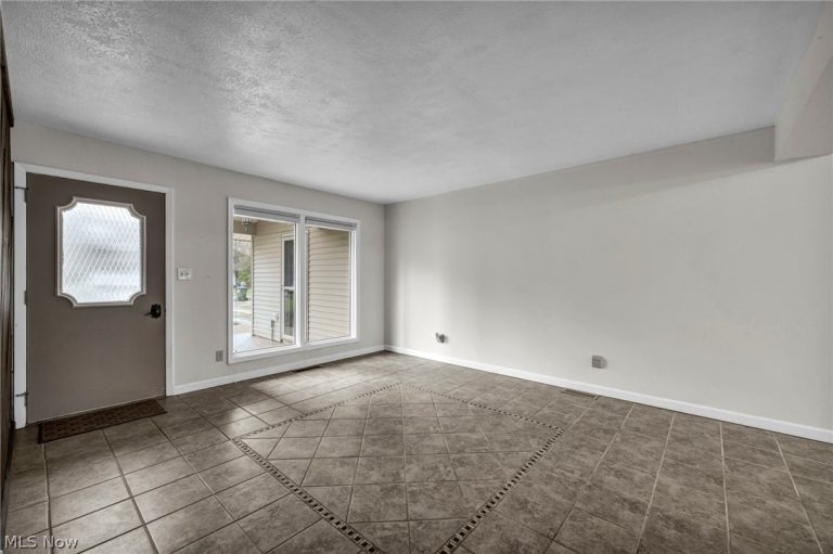 24783 Riverview Drive, Columbia Station, OH - Photo 8