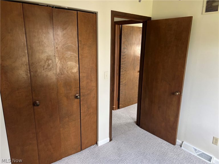 2496 Vollmer Avenue, Youngstown, OH - Photo 8