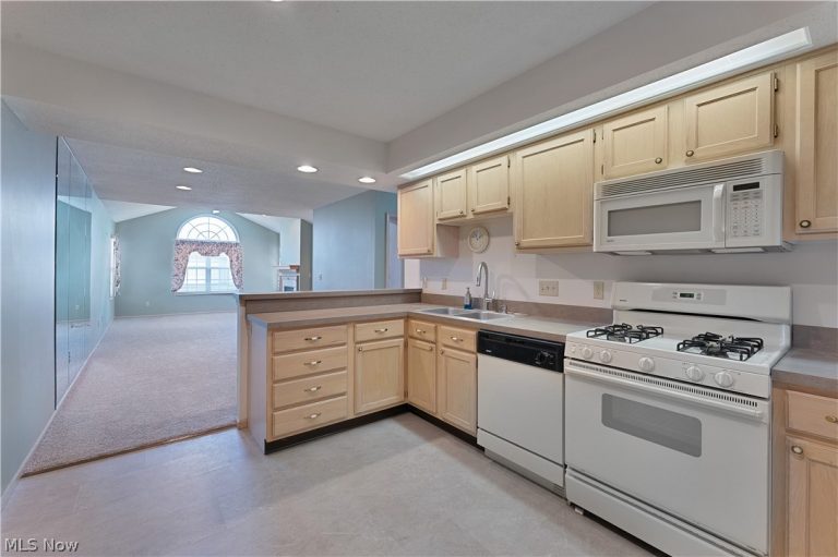 695 Western Reserve Road #602, Poland, OH - Photo 4