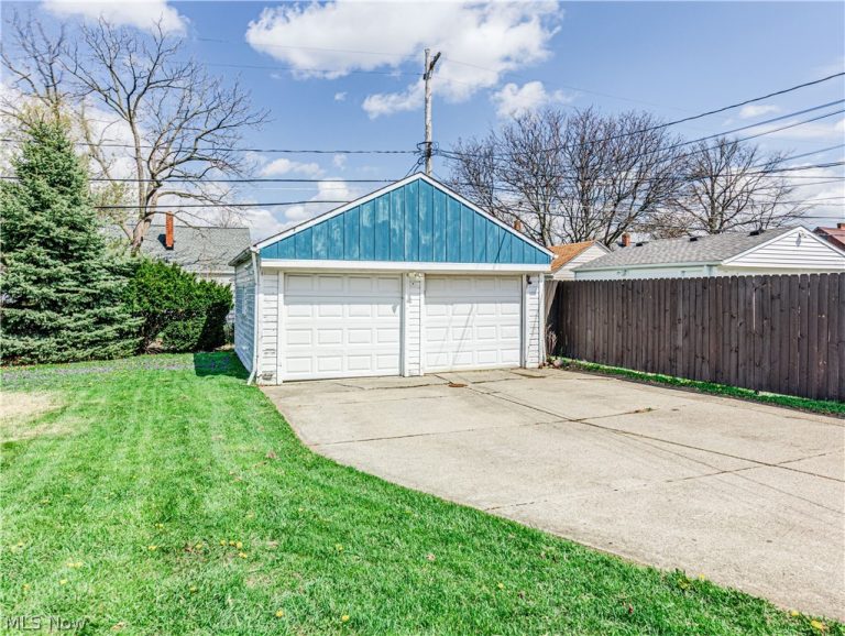 6106 Pelham Drive, Parma, OH - Photo 3
