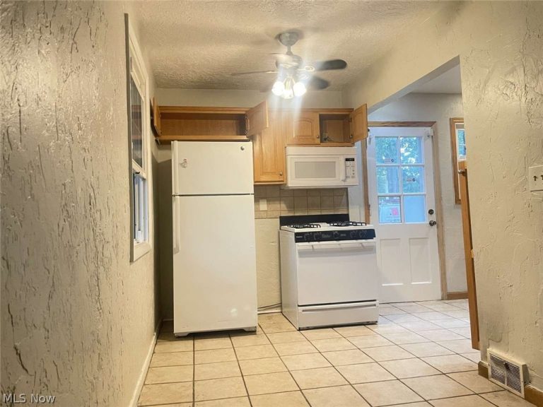 442 Clearview Drive #U9, Euclid, OH - Photo 5