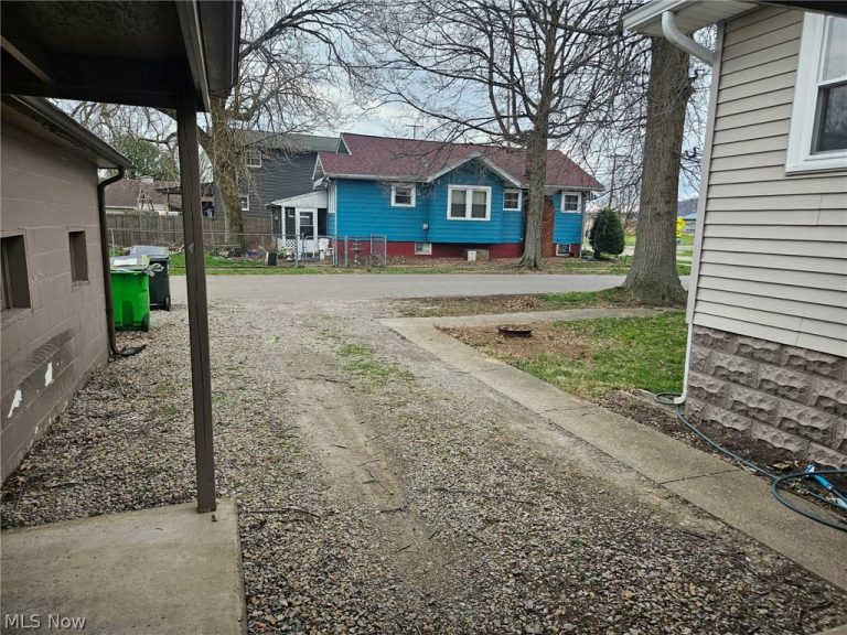 1305 Eastport Avenue, Uhrichsville, OH - Photo 4