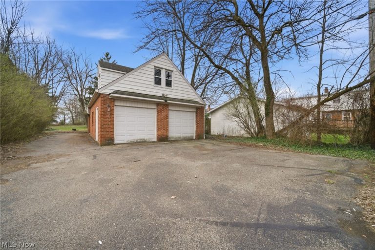 5918 Maplewood Road, Mayfield Heights, OH - Photo 3