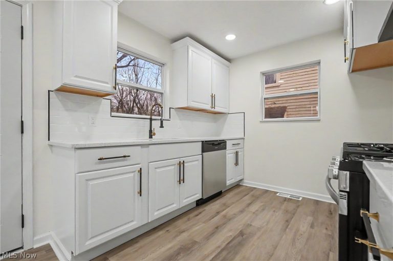 2911 102nd Street, Cleveland, OH - Photo 6