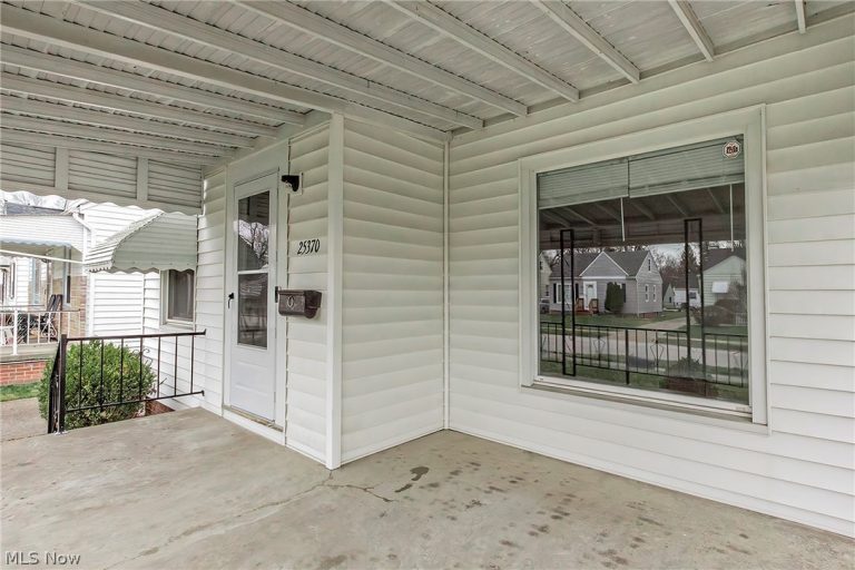 25370 Drakefield Avenue, Euclid, OH - Photo 3