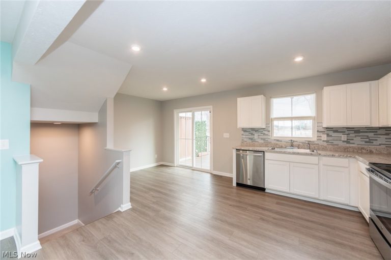 784 Pine Spring Drive, Painesville, OH - Photo 4