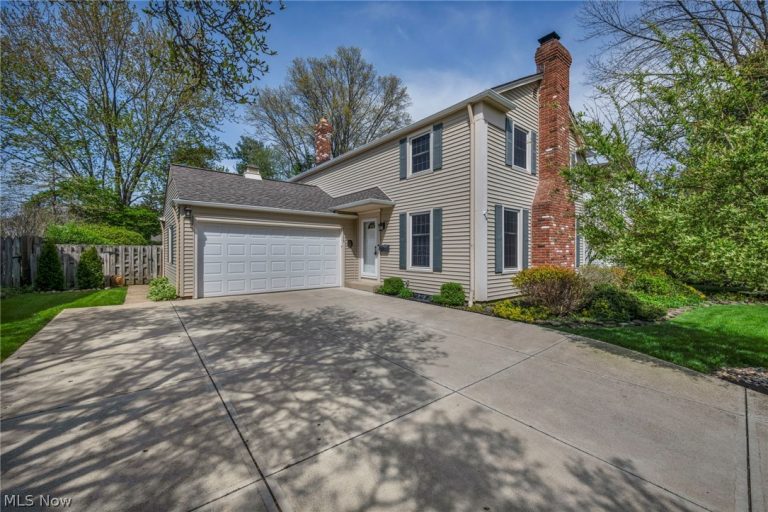 23066 Stoneybrook Drive, North Olmsted, OH - Photo 2