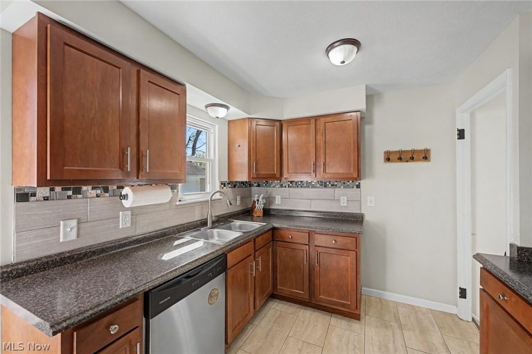 38346 Dolores Drive, Eastlake, OH - Photo 6