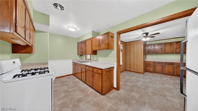 16504 Shelby Drive, Brook Park, OH - Photo 4
