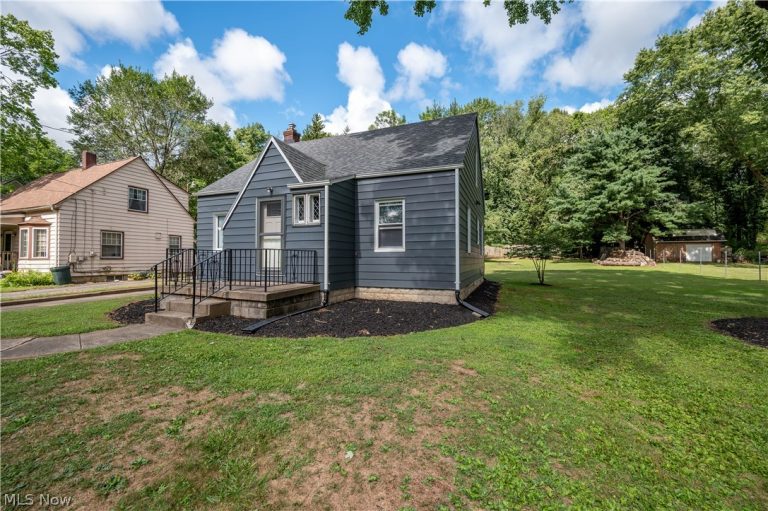 3712 Logan Way, Youngstown, OH - Photo 2