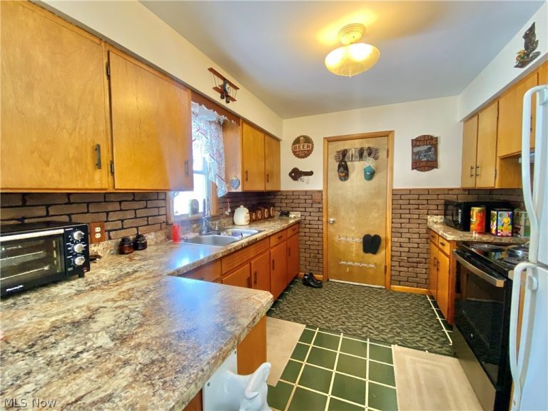 9976 Shepard Road, Macedonia, OH - Photo 3