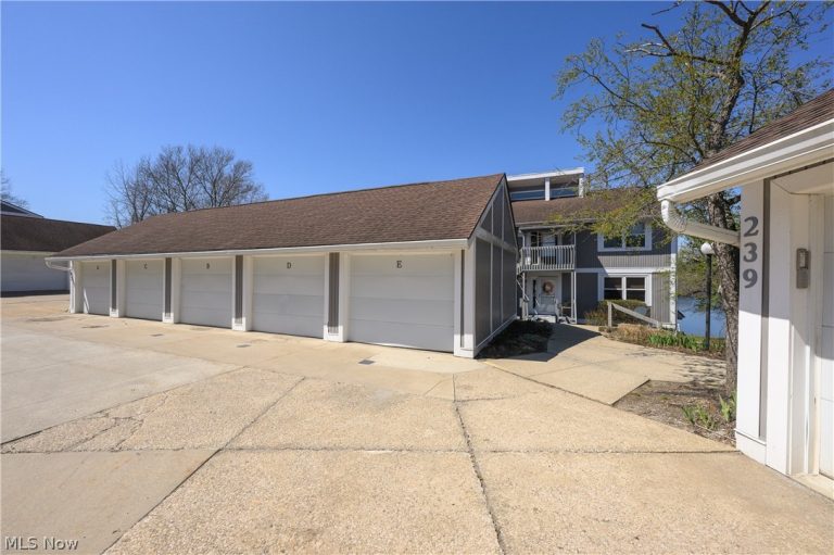 243 Portage Lakes Drive #E, Akron, OH - Photo 4