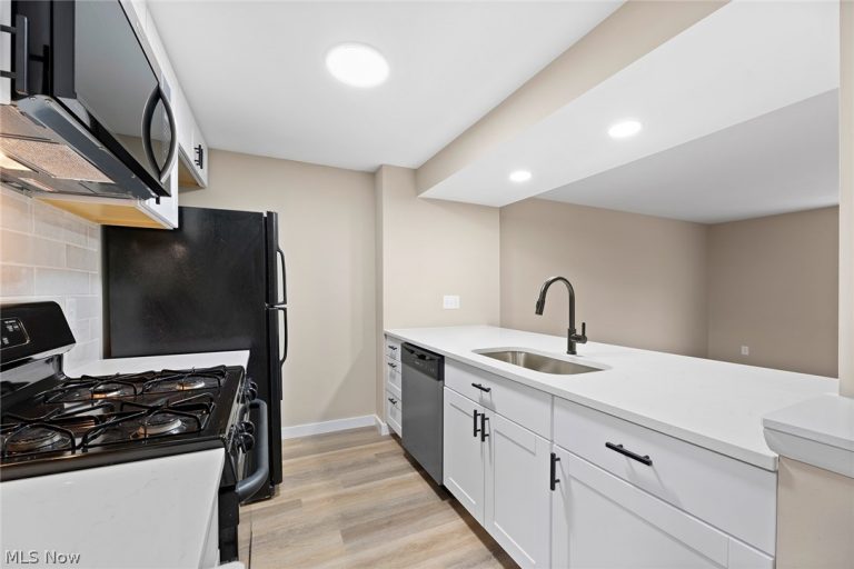 218 Regina Drive, Bedford, OH - Photo 6