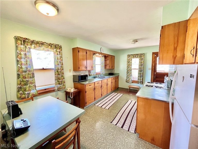 716 Grove Street, Conneaut, OH - Photo 2