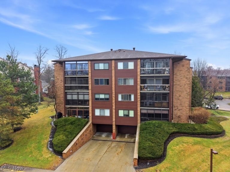 160 Fox Hollow Drive #406, Mayfield Heights, OH - Photo 2