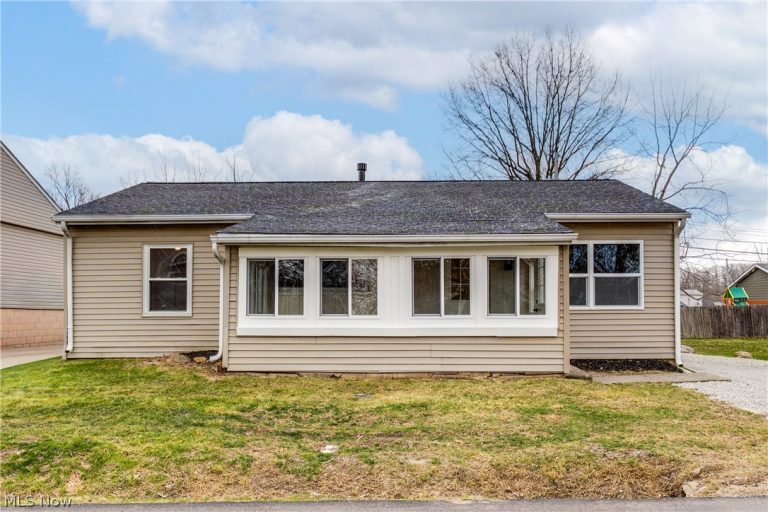 387 Harcourt Road, Vermilion, OH - Photo 2