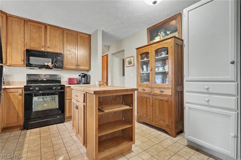 4765 Warwick Drive, Canfield, OH - Photo 8