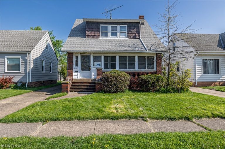 8214 Essen Avenue, Parma, OH - Photo 2