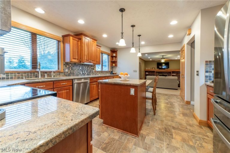 18211 Winchester Court, Strongsville, OH - Photo 5