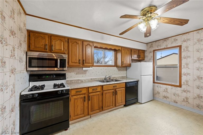 15268 Muskingum Boulevard, Brook Park, OH - Photo 6