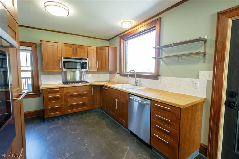 121 Wilson Avenue, Waynesburg, OH - Photo 8