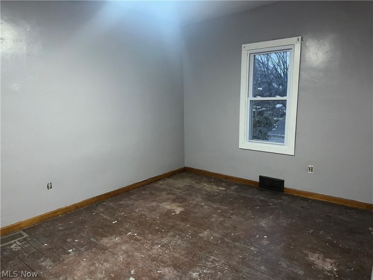 330 Sanderson Avenue, Campbell, OH - Photo 4