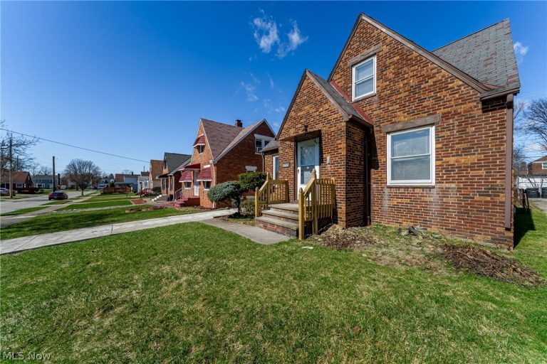 15705 Throckley Avenue, Cleveland, OH - Photo 3