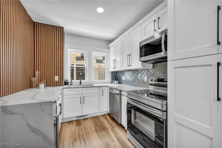 17414 Cannon Avenue, Lakewood, OH - Photo 5