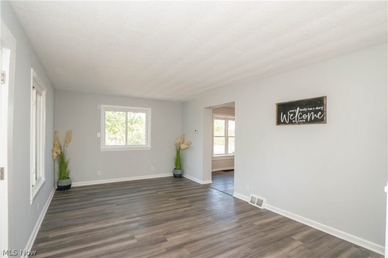 1037 Harpster Avenue, Akron, OH - Photo 6