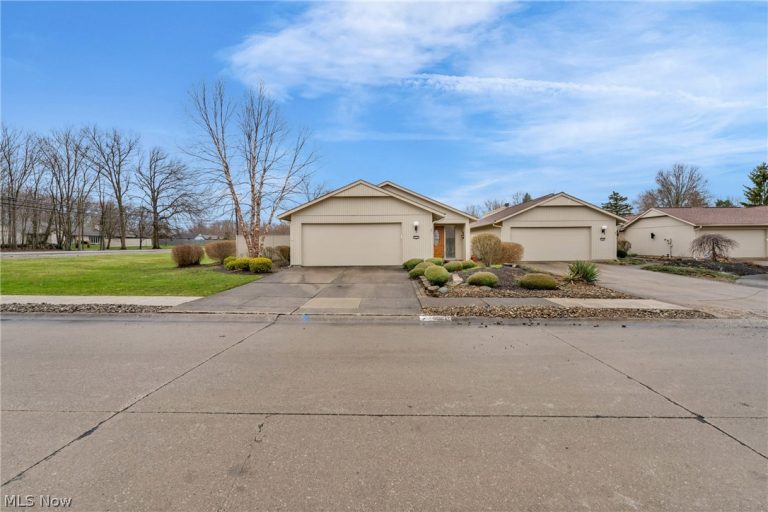 22137 Meadownorth Court, Strongsville, OH - Photo 2
