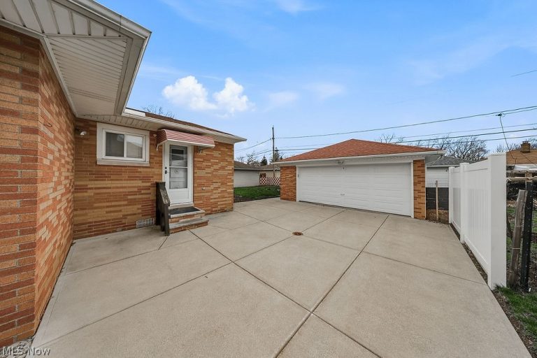 4882 Southwood Drive, Brooklyn, OH - Photo 4