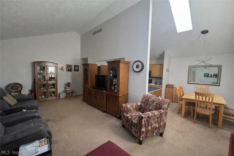 1151 Surrey Point Drive, Warren, OH - Photo 6