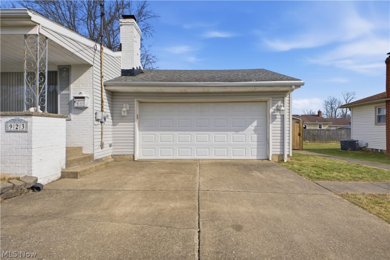 923 Kirwan Drive, Youngstown, OH - Photo 3