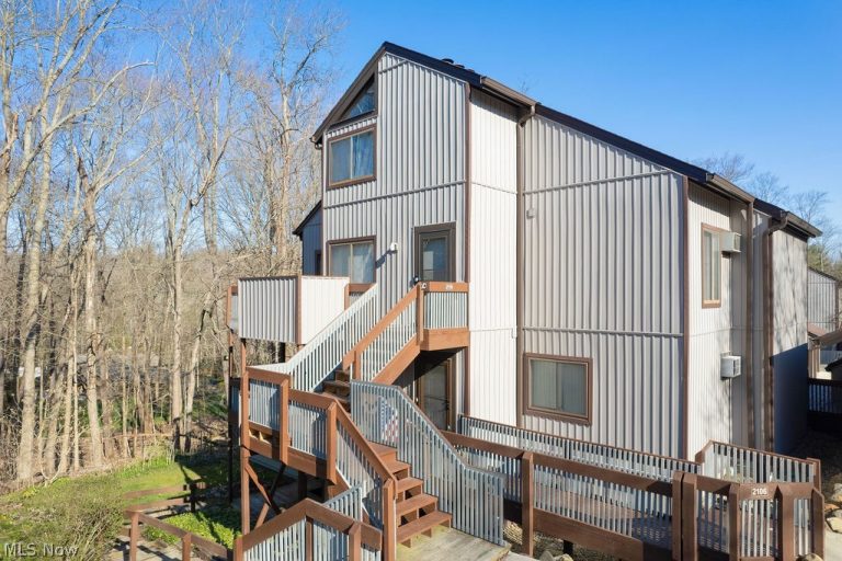 2110 Pinebrook Trail, Cuyahoga Falls, OH - Photo 3