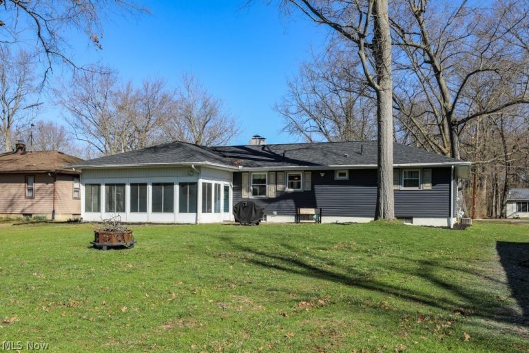 17997 Hillcrest Drive, Lake Milton, OH - Photo 8